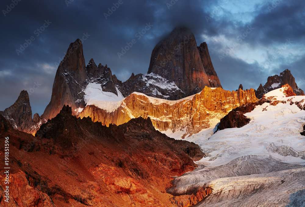 Naklejka premium Mount Fitz Roy at sunrise