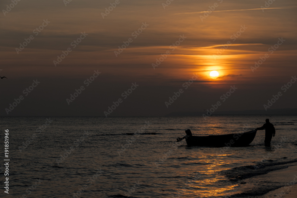 Fischerboot im Morgenrot