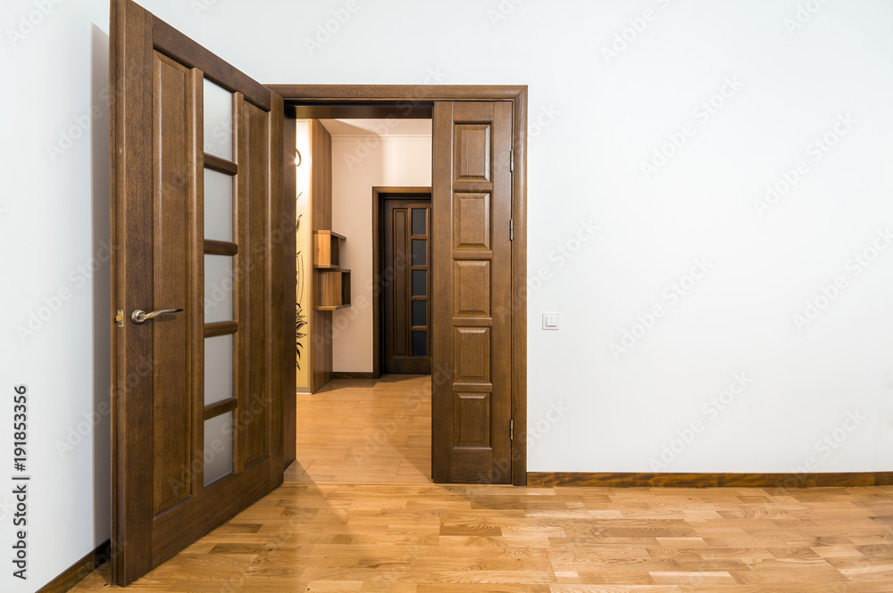 Obraz premium New brown wooden door in house interior