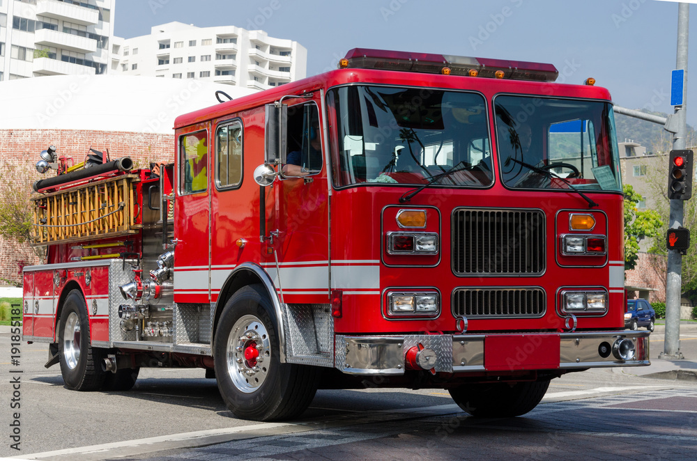 Amerikanisches rotes Feuerwehrauto in den Straßen der USA