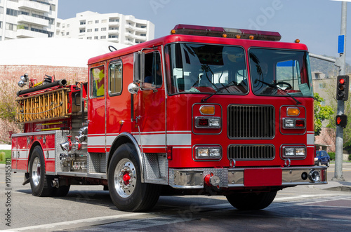 Amerikanisches rotes Feuerwehrauto in den Straßen der USA