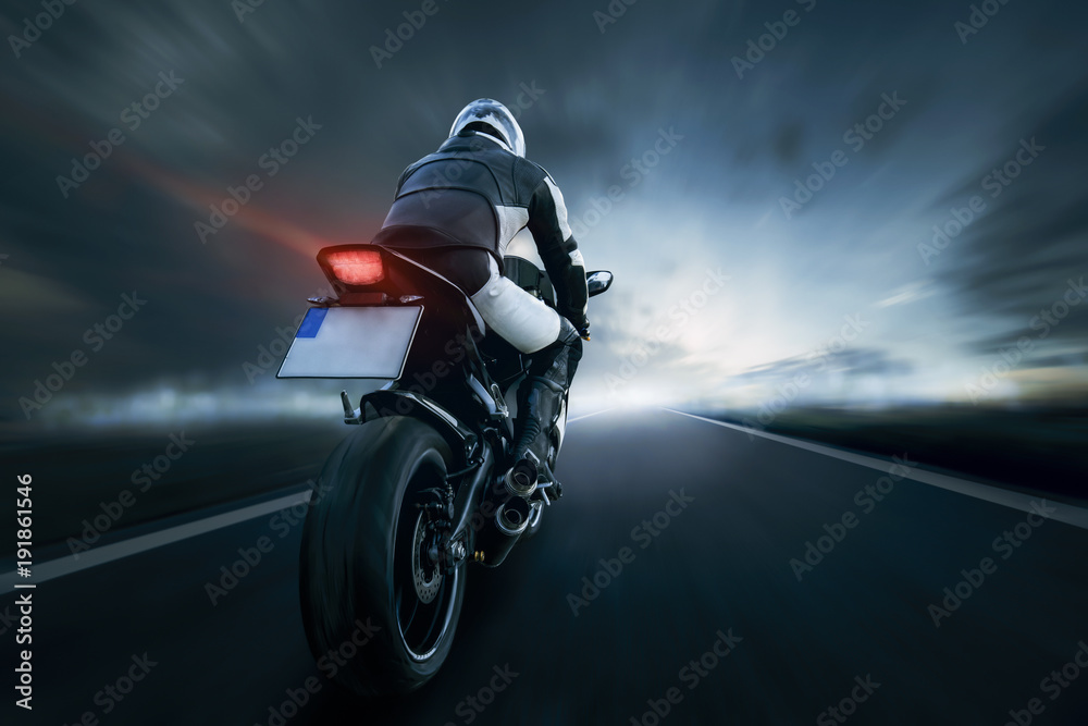 schnelles Motorrad bei Nacht auf Straße