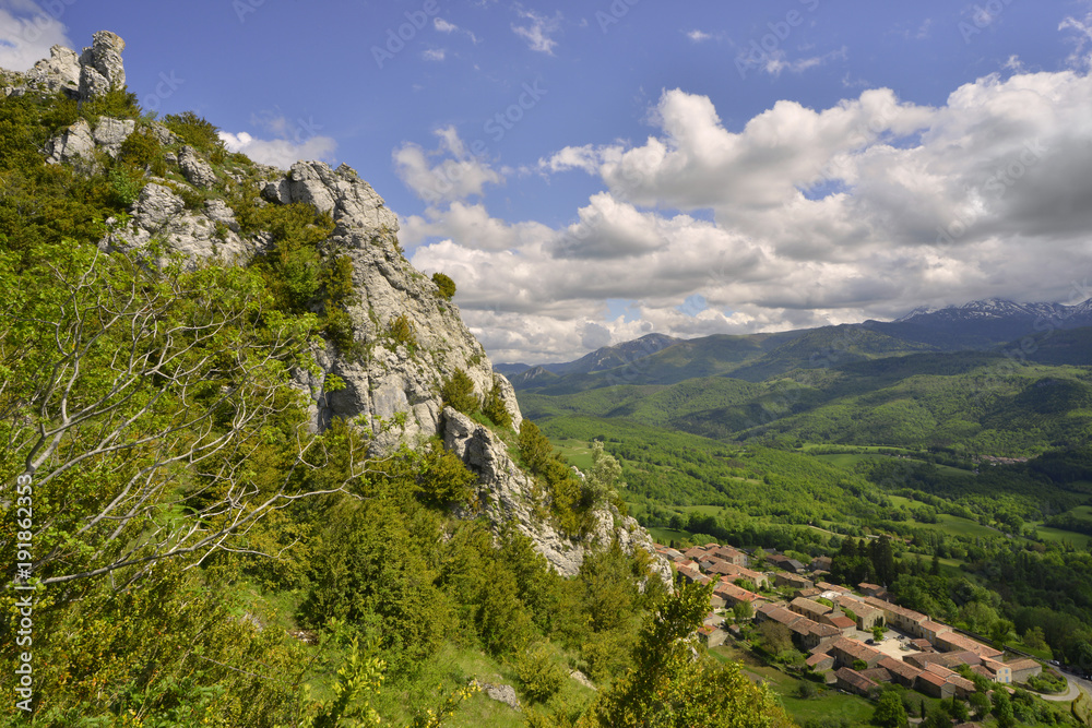 Naklejka premium Roquefixade (09300) aux pieds des roches, département de l'Ariège, en région Occitanie, France