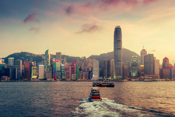 Papier peint photo Hong Kong Coucher de soleil sur le port de Victoria  © Funny Studio