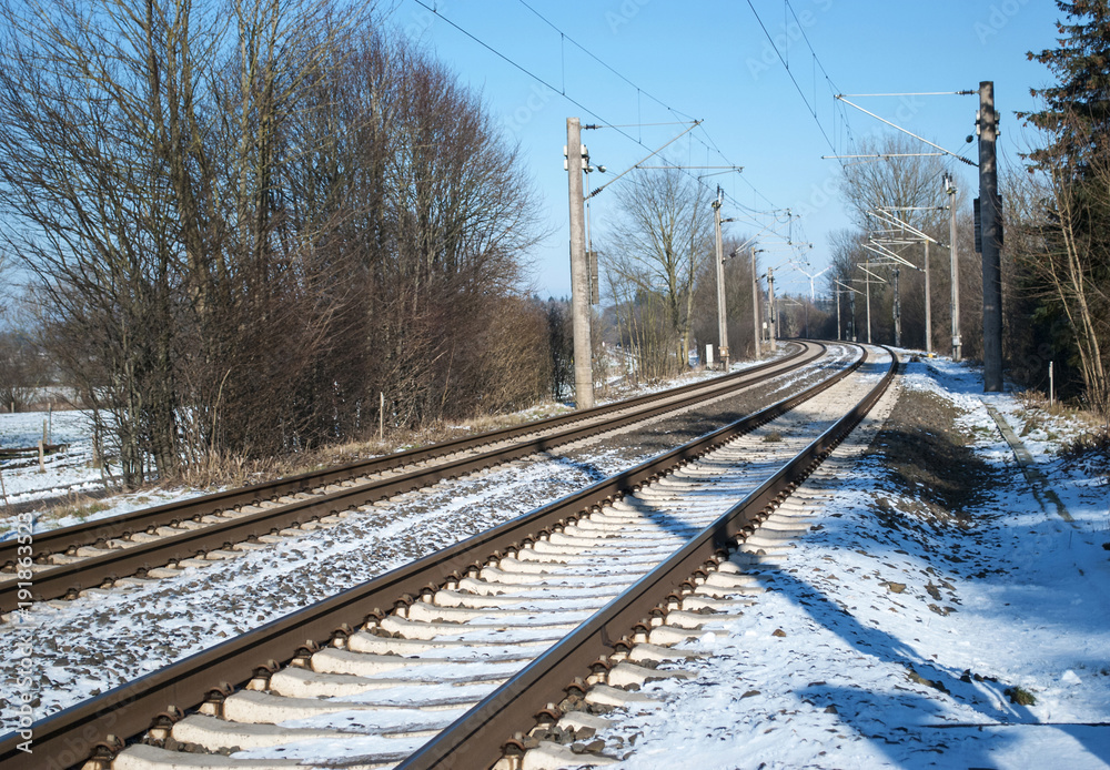 Schneebedeckte Bahngleise im Winter bei Sonnenschein und blauem Himmel, Bahnverkehr Schneebedeckte Bahngleise im Winter bei Sonnenschein und blauem Himmel, Bahnverkehr