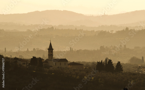 Italia, Toscana, campagna con colline al tramonto.