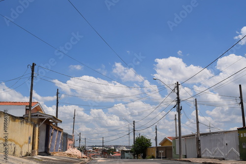 Rua suburbana de Campinas cheia de fios elétricos photo