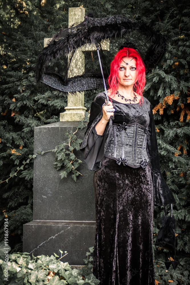 Gothic Frau auf dem Friedhof rote Haare Rothaarig Stock-Foto | Adobe Stock