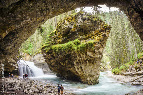 Wodospady Upper Johnston w Parku Narodowym Banff, Alberta, Kanada