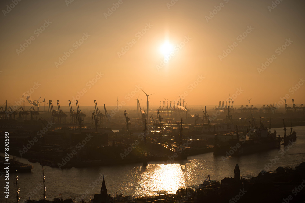 Hafen Hamburg bei Sonnenuntergang