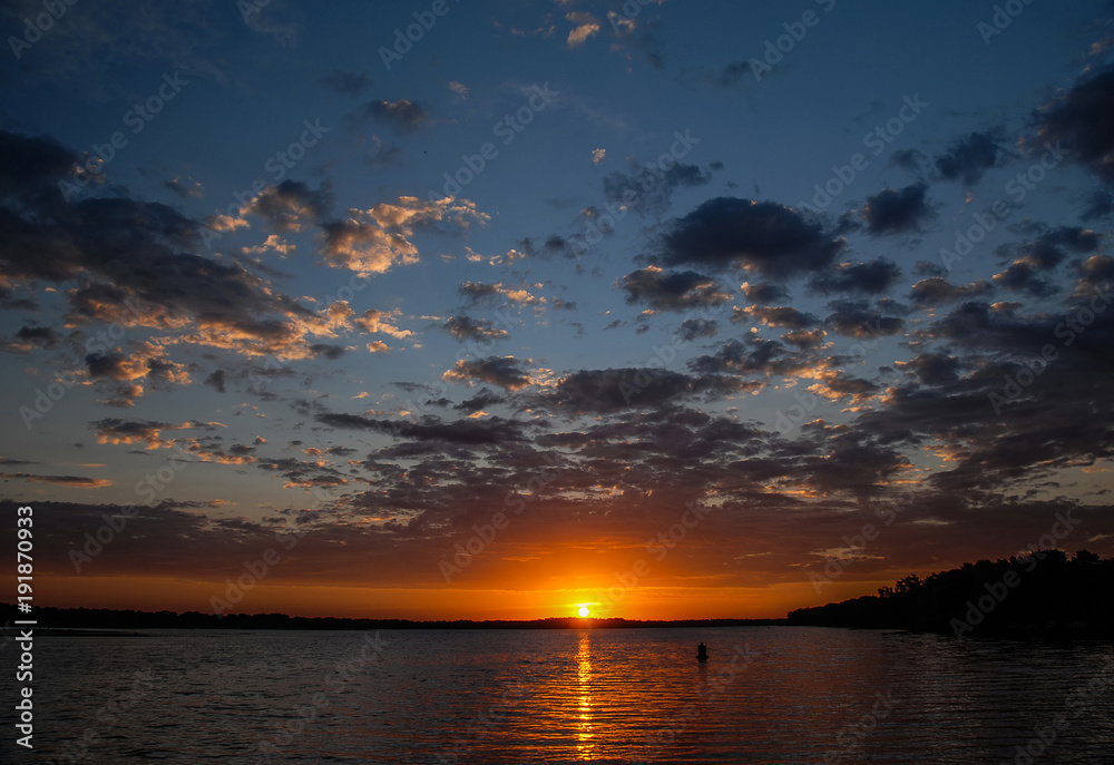Obraz premium A picturesque colorful summer sunrise on the Dnipro river in Tubeltsi village, Cherkaska oblast, Ukraine.
