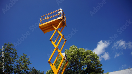 Scissor lift platform