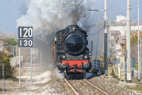 Vecchia locomotiva a vapore sbuffante