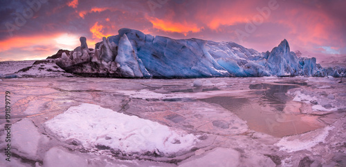 Famous Fjallsarlon glacier ...