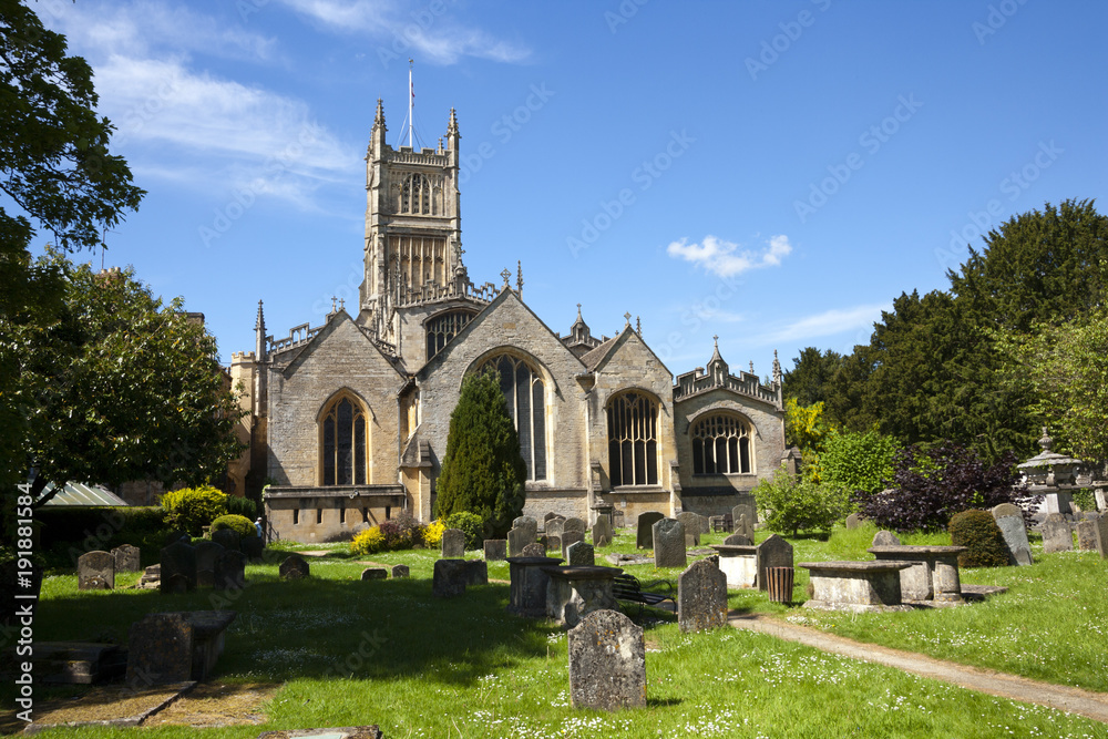 Obraz premium The historic Abbey Church and churchyard at Cirencester in the Cotswolds, Gloucestershire, UK