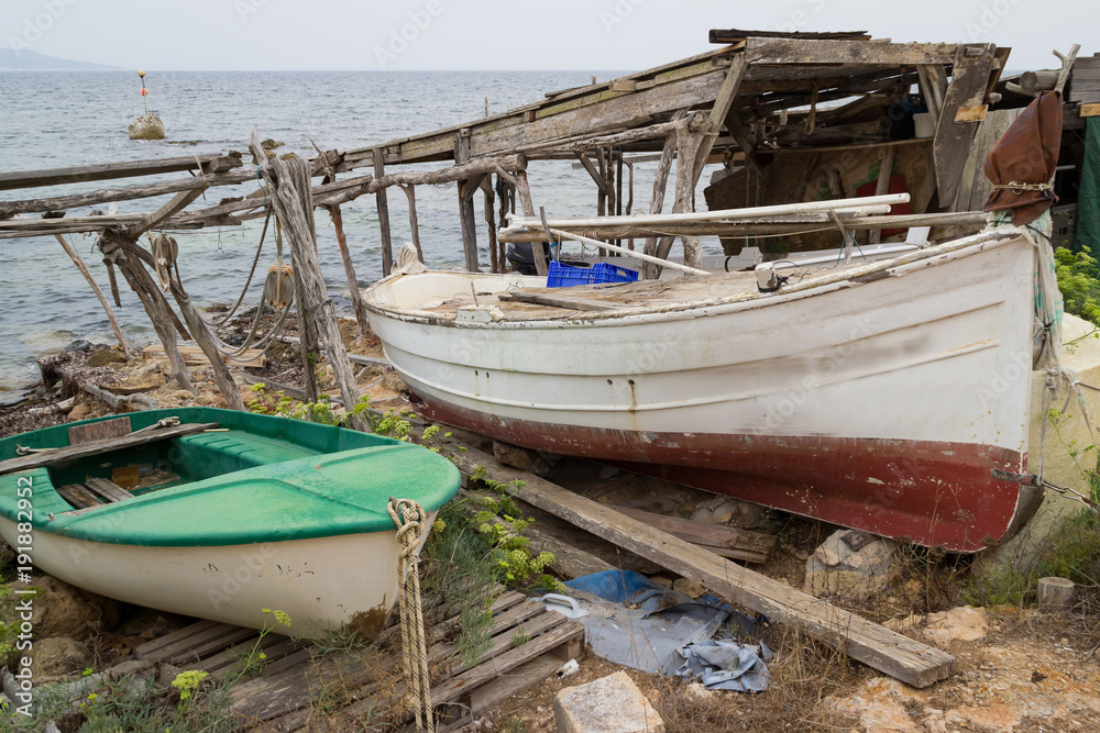 bateau de pêche sous un abri, formentera, baleares