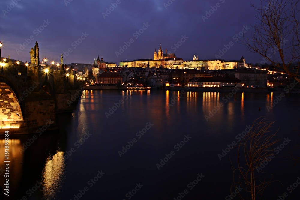 Blick über die Moldau auf die Prager Burg und den Veitsdom