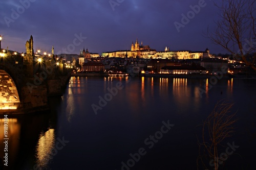 Blick   ber die Moldau auf die Prager Burg und den Veitsdom