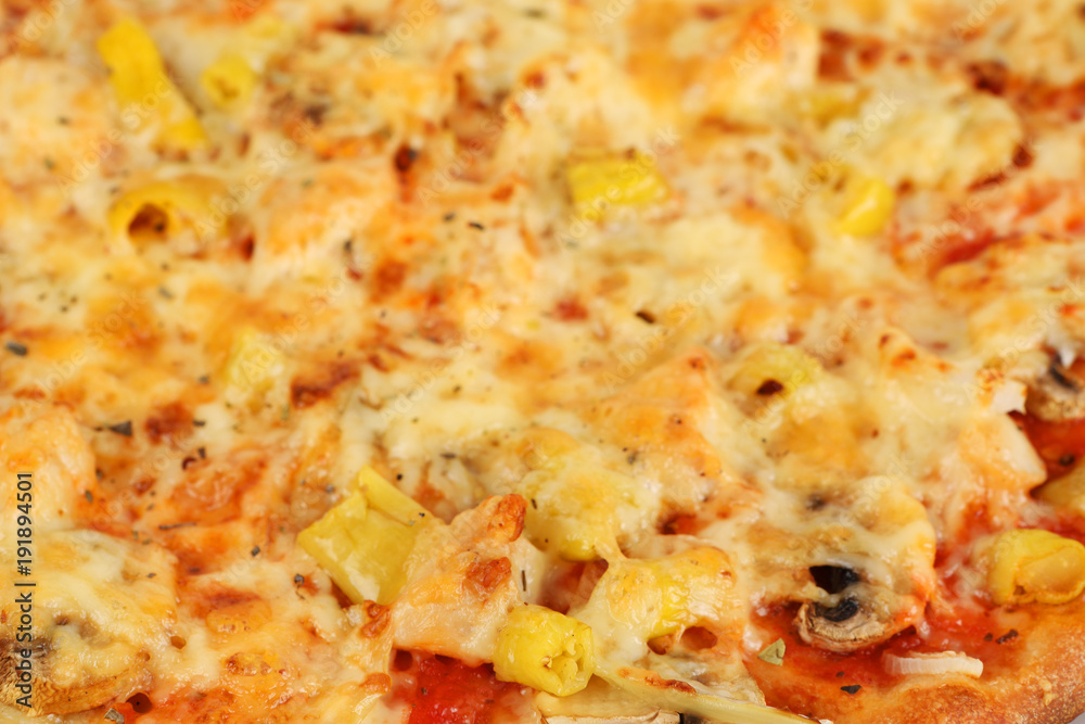 Pizza mit Peperoni und Zwiebeln Pizza mit Peperoni und Zwiebeln