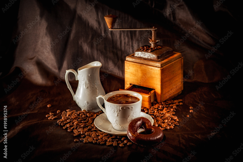 Obraz premium Ziarna kawy w młynku