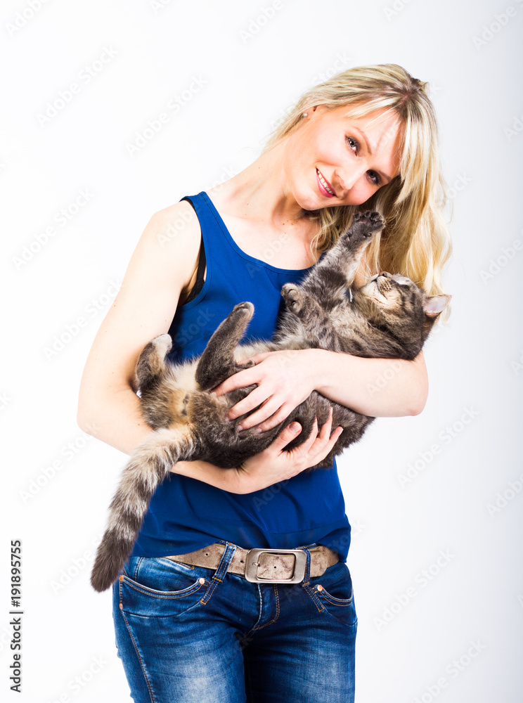 Junge Frau mit ihrer Katze als Haustier