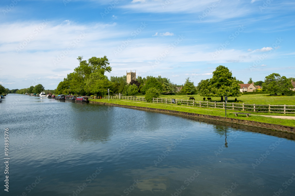 Late spring sunshine on colourful narrowboats moored near Splatt Bridge on the Gloucester & Sharpness Canal at Frampton on Severn, Gloucestershire, UK Late spring sunshine on colourful narrowboats moored near Splatt Bridge on the Gloucester & Sharpness Canal at Frampton on Severn, Gloucestershire, UK