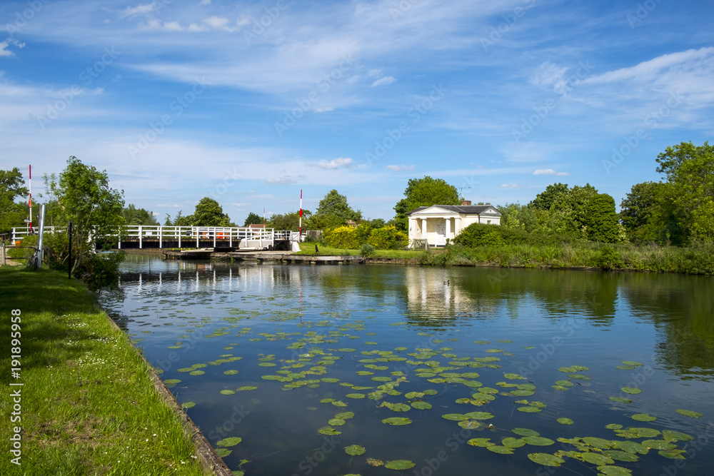 Late spring sunshine on Splatt Bridge and bridge keepers cottage on the Gloucester & Sharpness Canal at Frampton on Severn, Gloucestershire, UK Late spring sunshine on Splatt Bridge and bridge keepers cottage on the Gloucester & Sharpness Canal at Frampton on Severn, Gloucestershire, UK