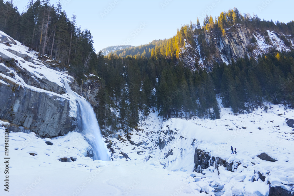 Krimmler Wasserfälle im Winter mit Wanderer