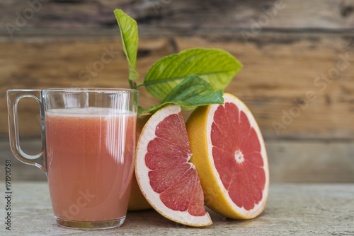 zumo de pomelo y trozos de la fruta,  photo