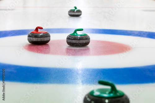 Billede på lærred curling stones on the ice