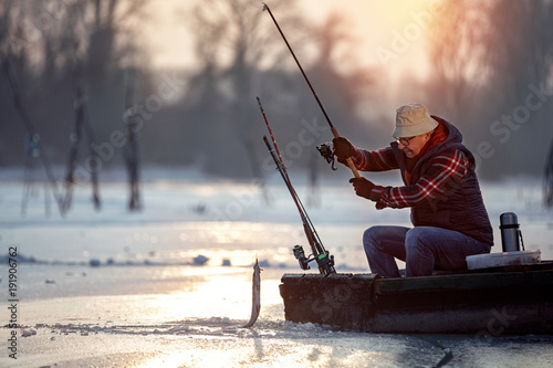 rybak na lodzie o wschodzie słońca