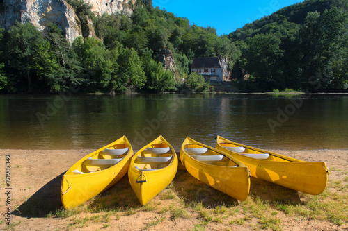 Fototapeta River the Dordogne with canoes for rent