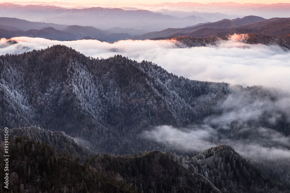 Φωτογραφία From a viewpoint high in the Great Smokey Mountains National Park stretches a line of mountain ridges to the horizon