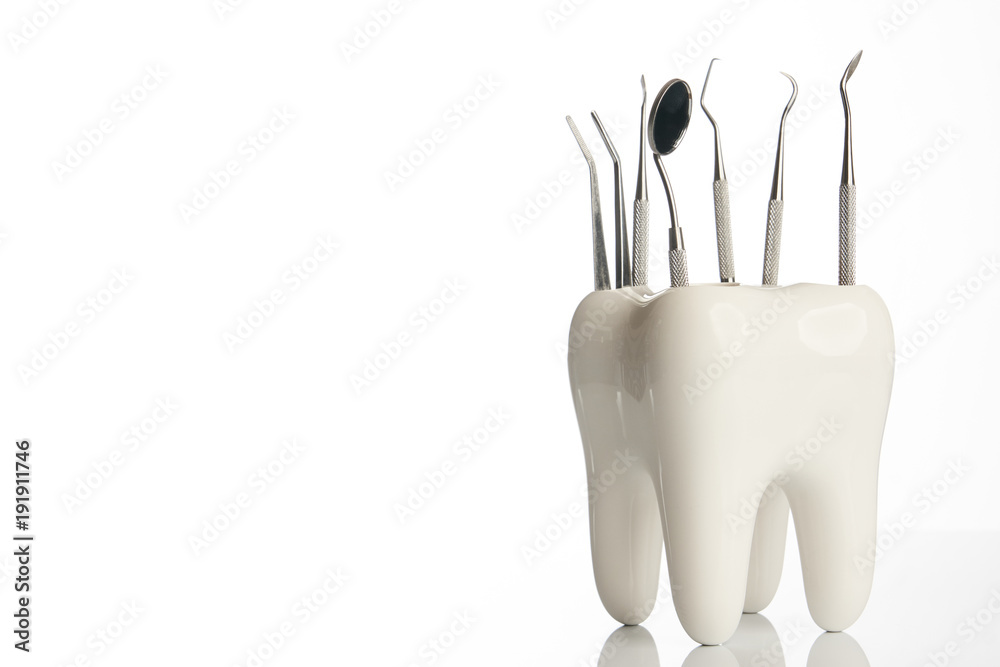 Φωτογραφία Dental tooth model with metal medical dentistry equipment tools for teeth dental care isolated on white background with copy space, close-up