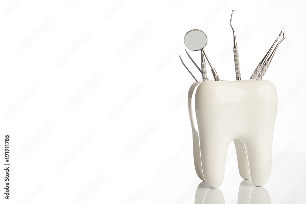 Bilde på lerret Dental tooth model with metal medical dentistry equipment tools for teeth dental care isolated on white background with copy space, close-up