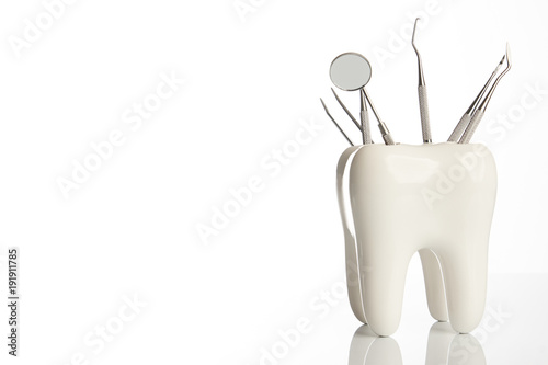 Photo Dental tooth model with metal medical dentistry equipment tools for teeth dental care isolated on white background with copy space, close-up