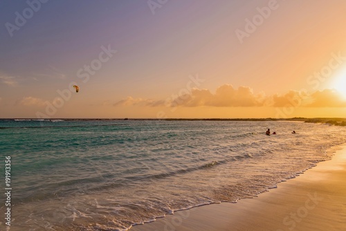 kite surf snowboarding isola di aruba sul mare dei caraibi al tramonto