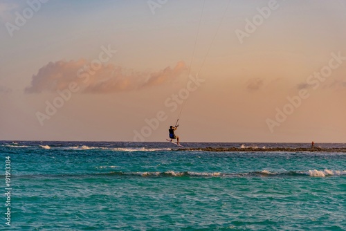 kite surf snowboarding isola di aruba sul mare dei caraibi al tramonto