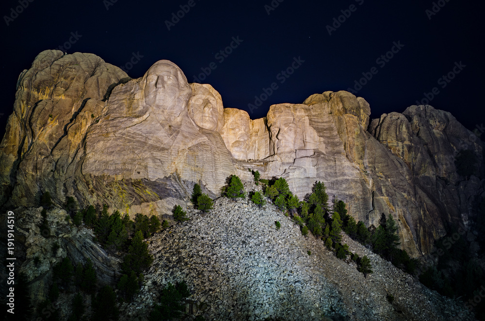 Fototapeta premium Mount Rushmore AT NIGHT HORIZONTAL