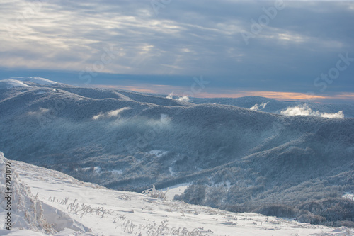 Fototapeta Naklejka Na Ścianę i Meble -  Bieszczady zimą. Widok z Połoniny Wetlińskiej.