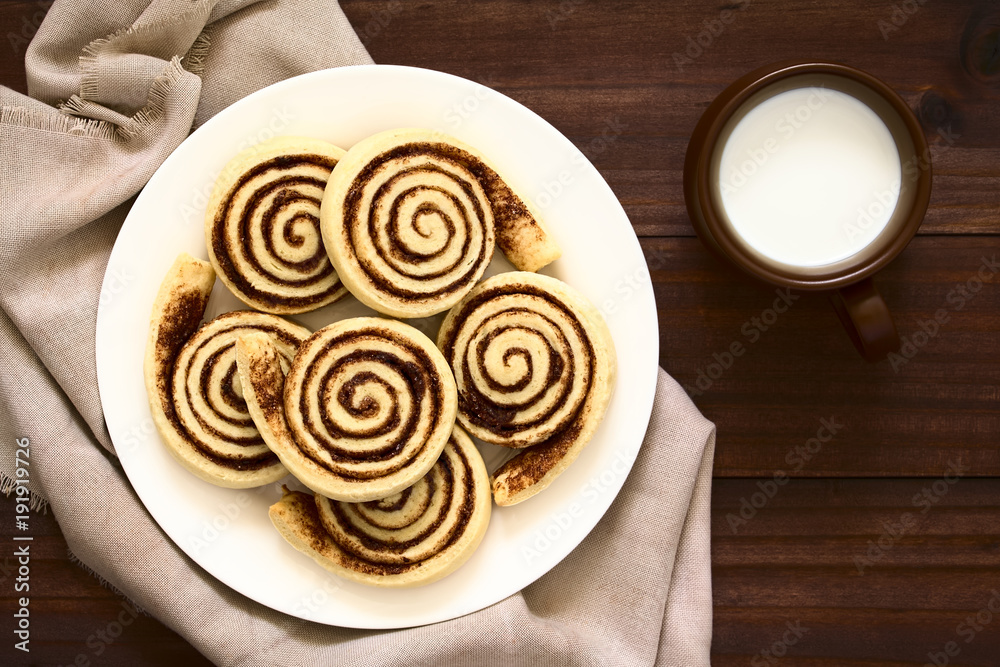 Φωτογραφία Hausgemachte Kakaoschnecken aus Hefeteig, Milch an der Seite, fotografiert mit n
