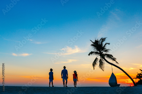 Family at sunset © BlueOrange Studio