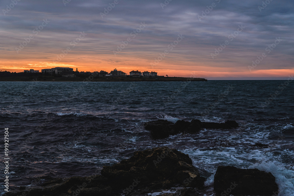 Obraz premium Picturesque sunset on the sea mountain coast, gloomy sky