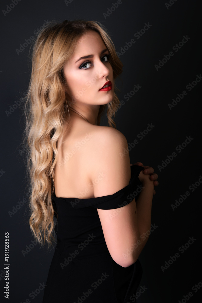 Fototapeta premium Belle femme blonde isolé sur fond noire