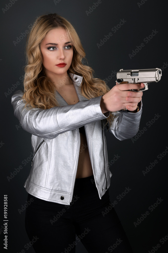 femme avec un pistolet isolé Stock Photo Adobe Stock