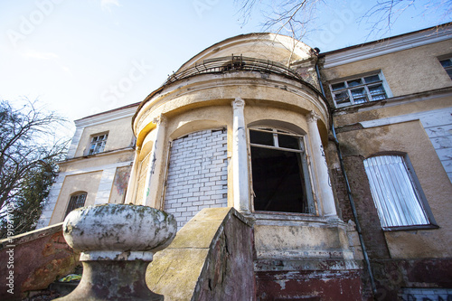 Foto beautiful old neglected and abandoned house