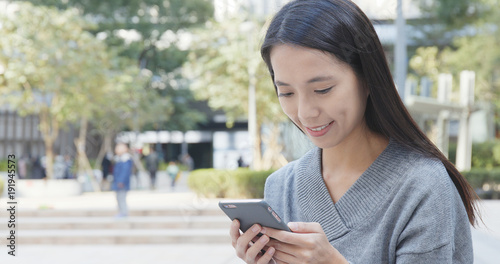 Canvas Print Woman use of smart phone at outdoor