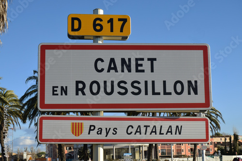 Panneau d'entrée de la ville du Canet en Roussillon, Pyrénées orientales.