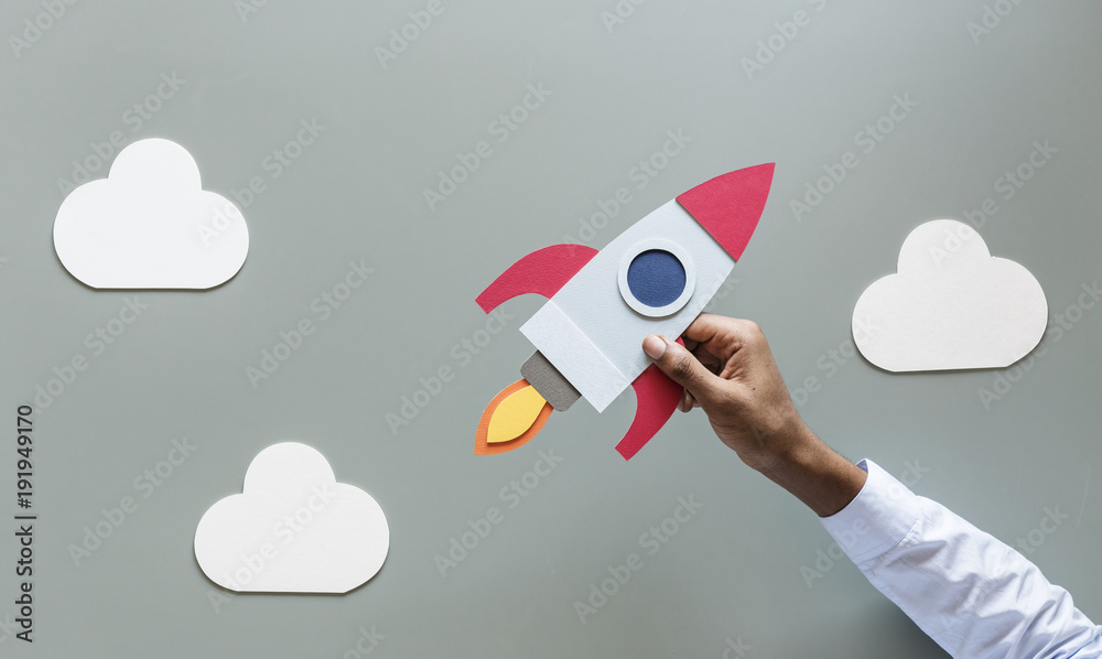 Φωτογραφία Hand holding rocketship startup business