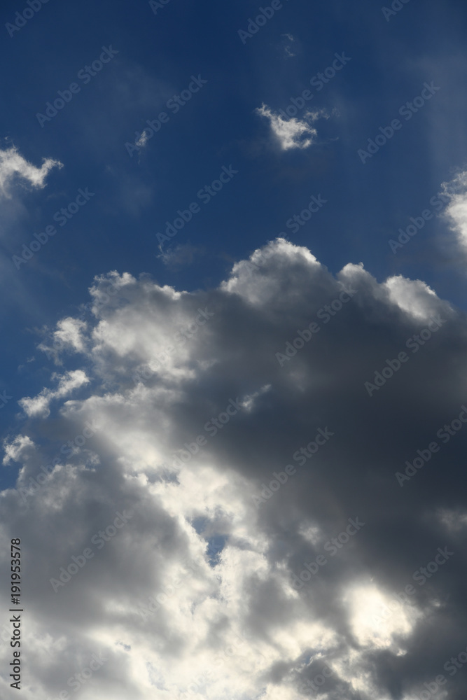 Obraz premium 青空と雲「雲の風景」縦写真